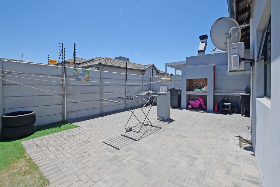 2 Bedroom Property for Sale in Parklands North Western Cape